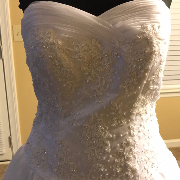 DAVID’S BRIDAL WEDDING GOWN - Picture 3 of 8